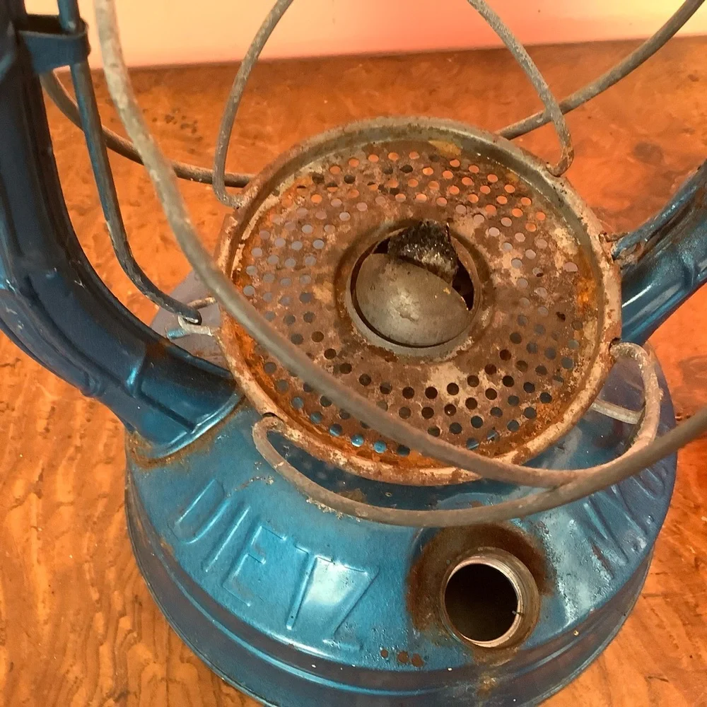 Vintage Dietz Monarch Kerosene Lantern Red Globe Blue Body N.Y. USA